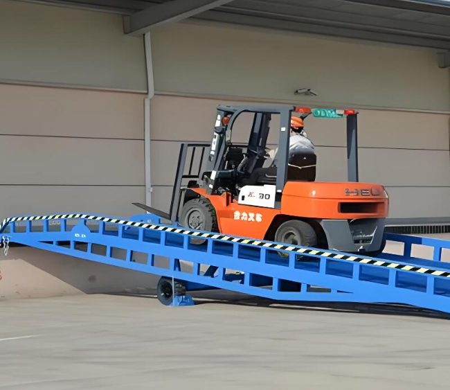 群英乡移动式卸货平台（叉车用）